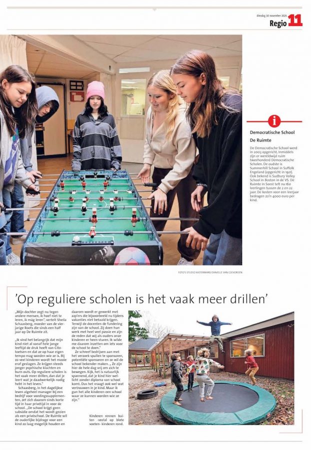 Pagina van de Gooi- en Eemlander met artikel over democratische school De Ruimte