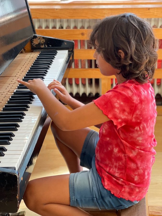 Meisje speelt piano