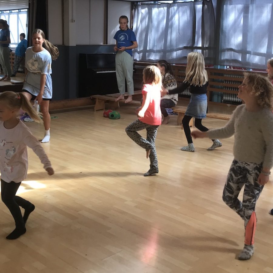 Student Anne-Mihr geeft dansles aan jongere studenten op democratische school De Ruimte