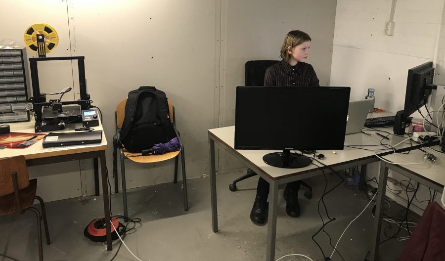 Student Lieuwe zit achter de computer in de techniekkelder