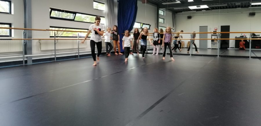 jonge studenten dansen in een ruime dansstudio