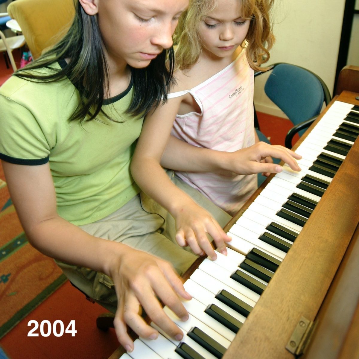 Fleur en Louise spelen samen op de piano