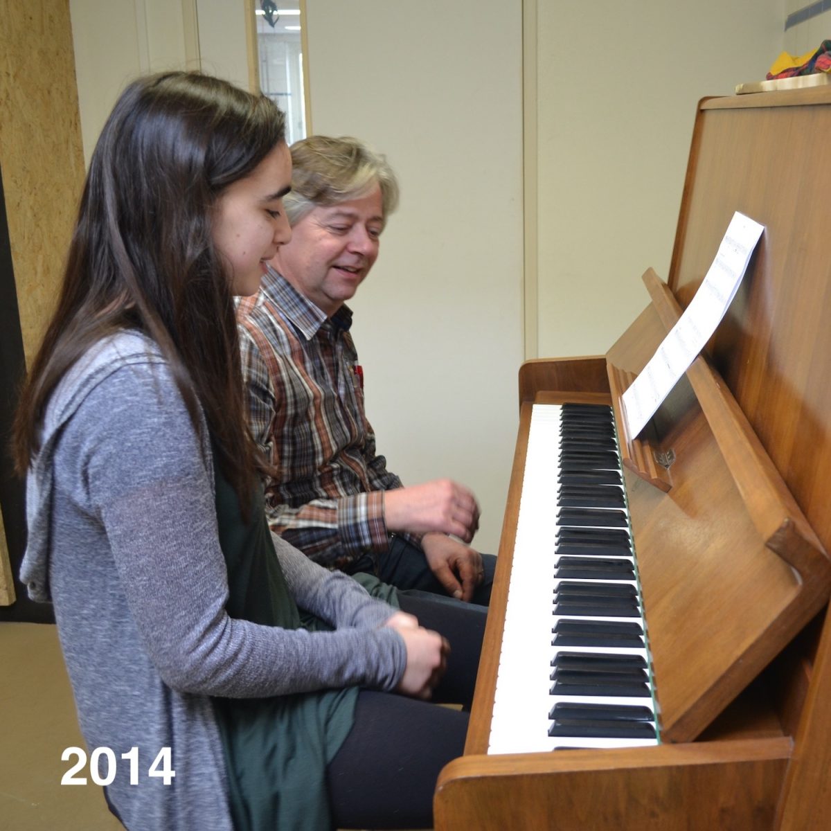 Student Lika en staflid Ruud aan de piano.