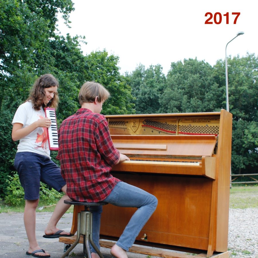 Sanne en Simon spelen piano tijdens het zomerfeest