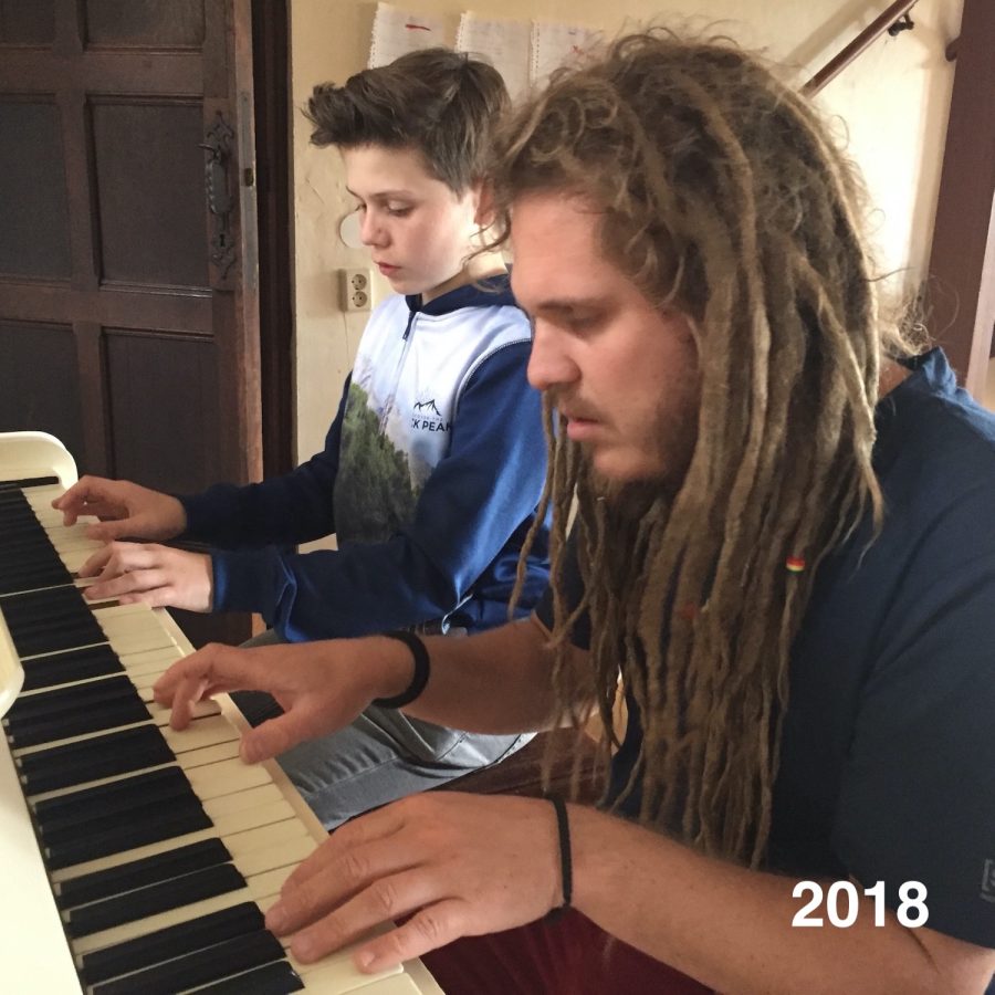 Docent Marco en student Maris spelen samen piano