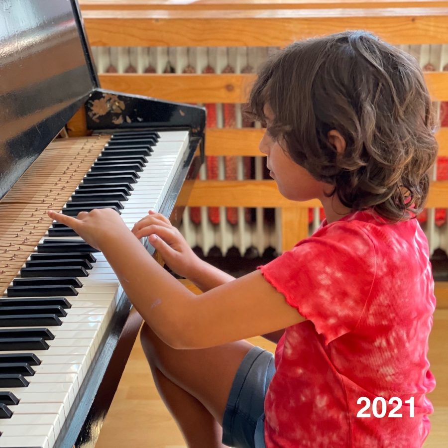 Een jonge leerling speelt geconcentreerd piano