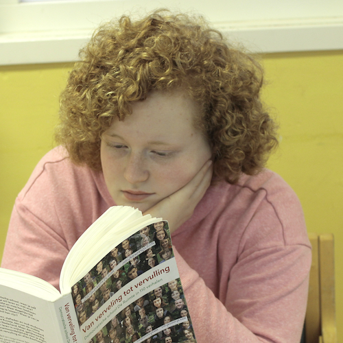 Een student leest het boek 'Van verveling tot vervulling'