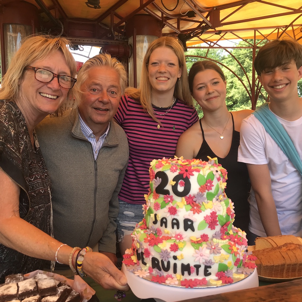 Dorianne en Ruud ontvingen een grote versierde taart van Anne-Mihr, Elvi en Lute