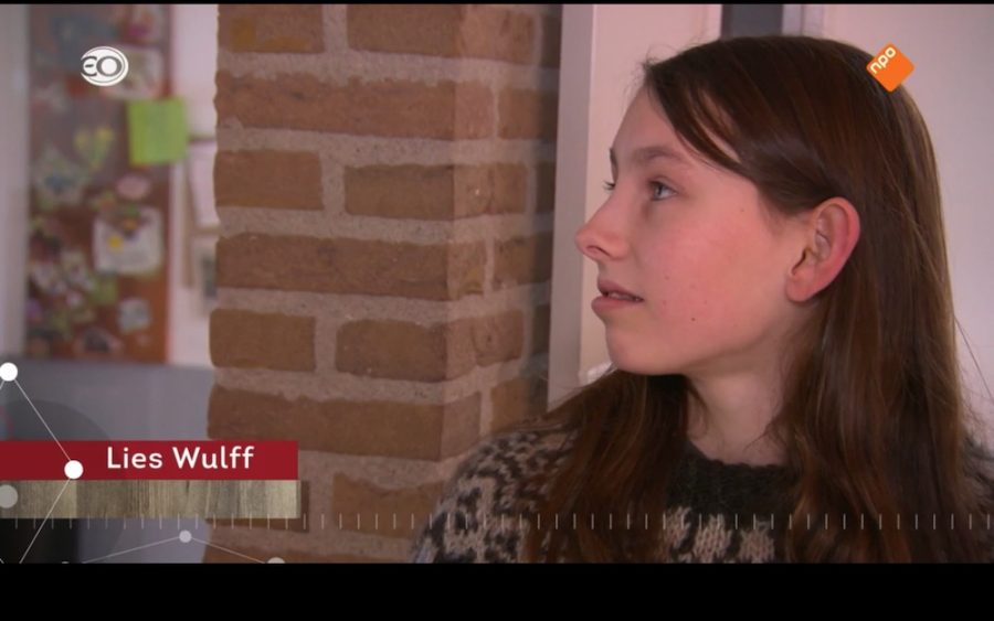 Screenshot van een uitzending van NieuwLicht, met student Lies